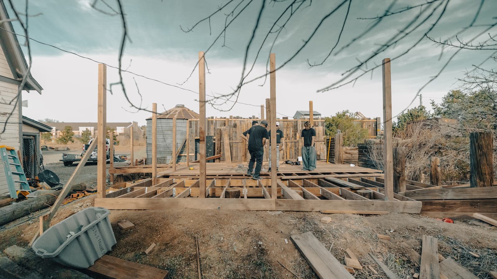 Hantverkare bygger en trästomme på en byggarbetsplats.