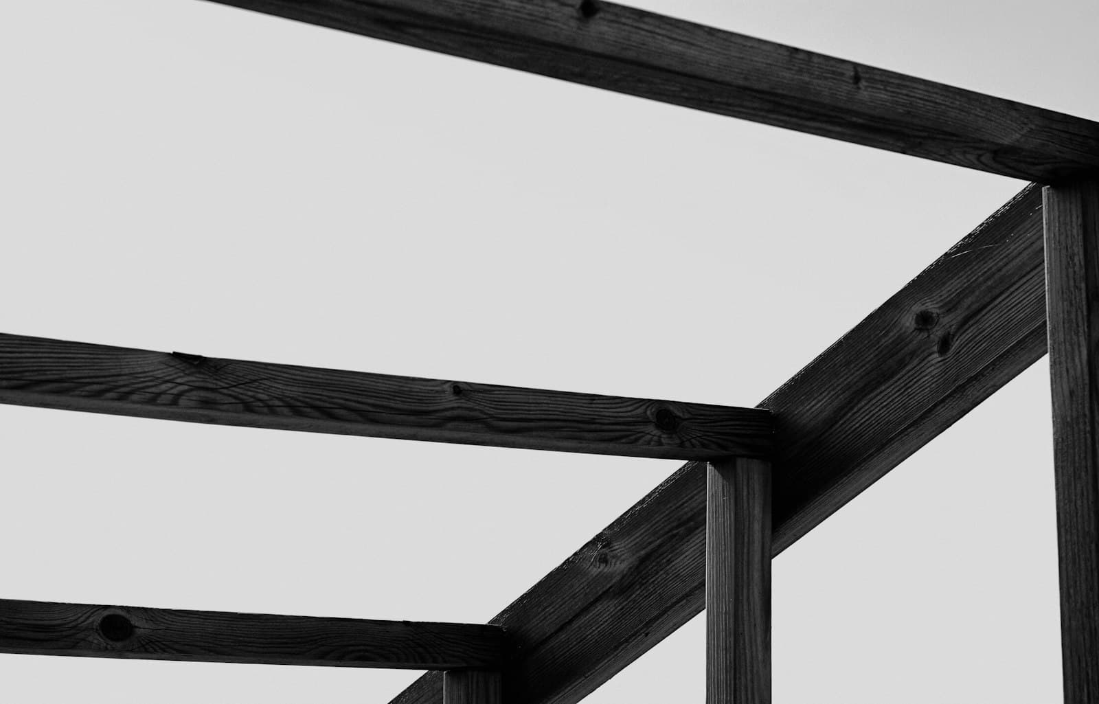 Trästomme i ett byggprojekt mot blå himmel.